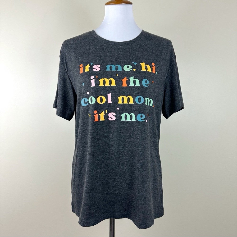 “It’s Me, Hi, I’m The Cool Mom” Graphic T-Shirt Medium Gray Short Sleeve Multi